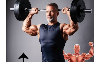 Una persona mayor (hombre de 50 años) con una actitud positiva, entrenando en el gimnasio o levantando pesas, representando la salud y fortaleza a esa edad.